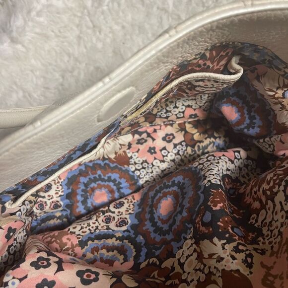 Vera Bradley White Quilted large shoulder bag with gold tone hardwares. - Picture 7 of 12